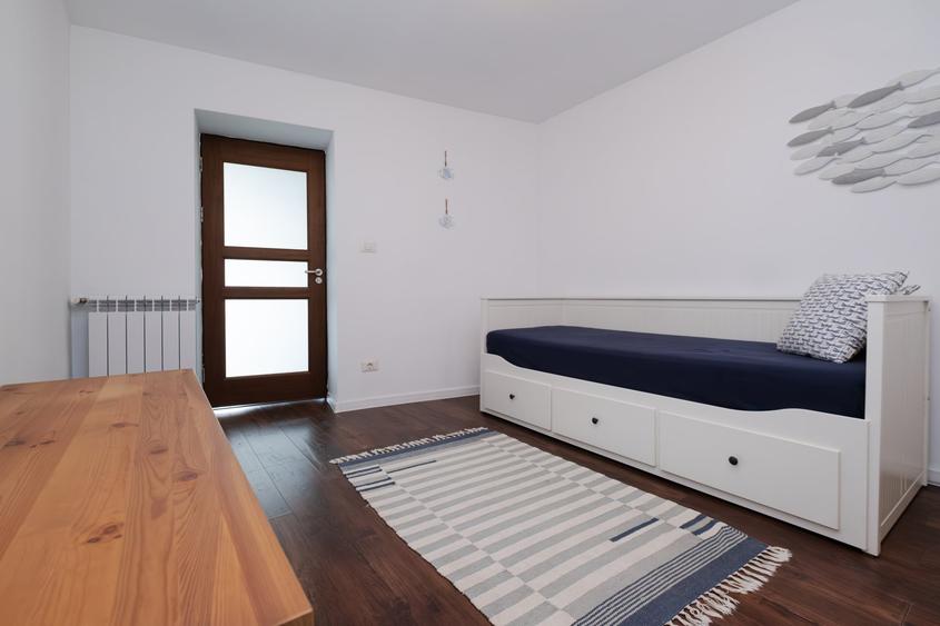 Apartament cu 4 camere semidecomandat, mobilat în Peninsula