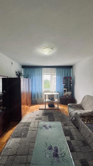 Apartament cu 3 camere decomandat în Lipovei