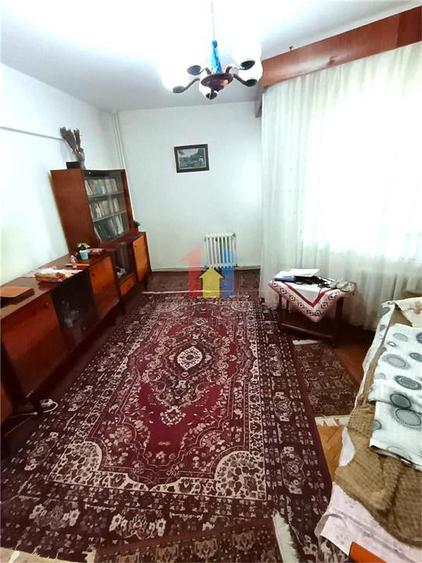 Apartament cu 3 camere decomandat în Călărași
