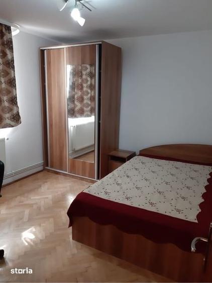 Apartament cu 3 camere semidecomandat în Calea București