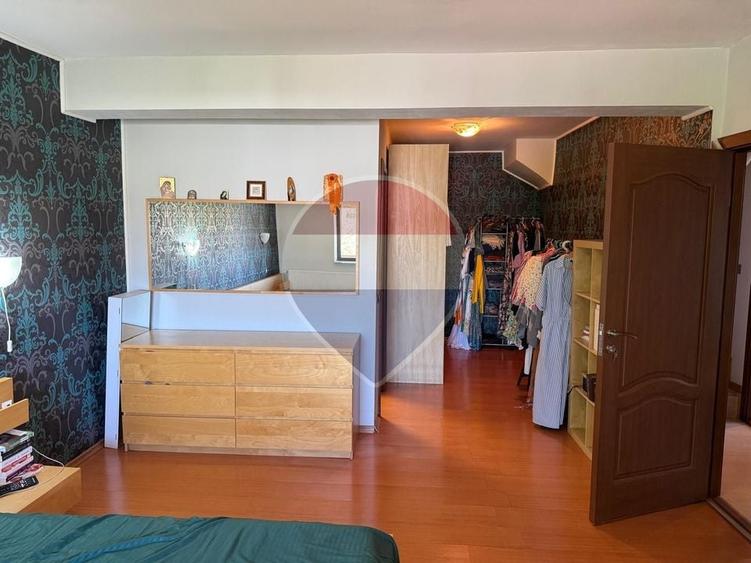 Duplex cu 7 camere cu Teren 235 Mp în Central