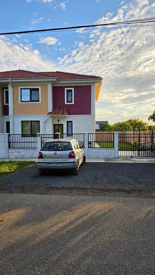 Casă cu 5 camere cu Teren 250 Mp în Săcălaz