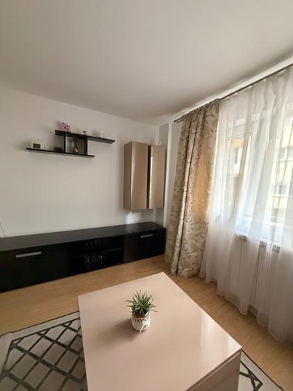 Apartament cu 3 camere semidecomandat în Lidia
