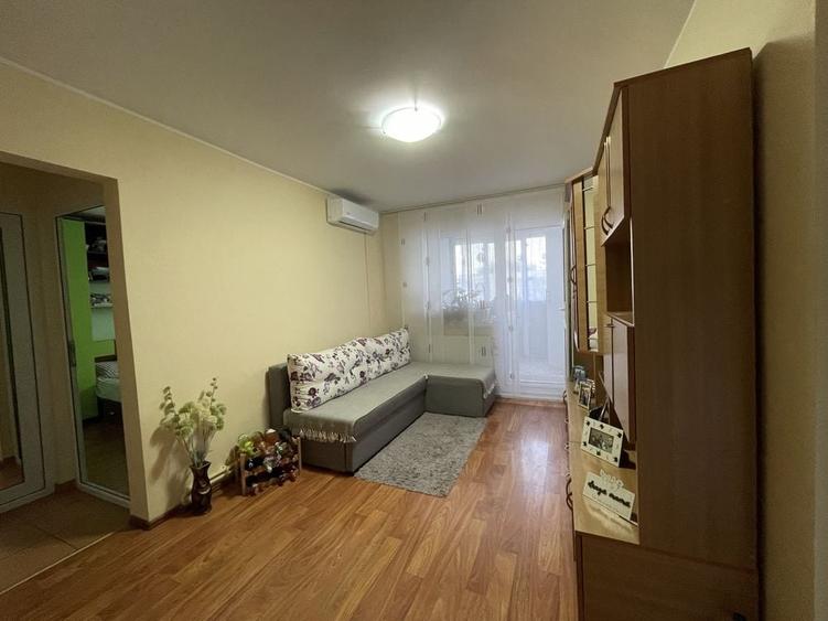 Apartament cu 3 camere semidecomandat în Sârbi