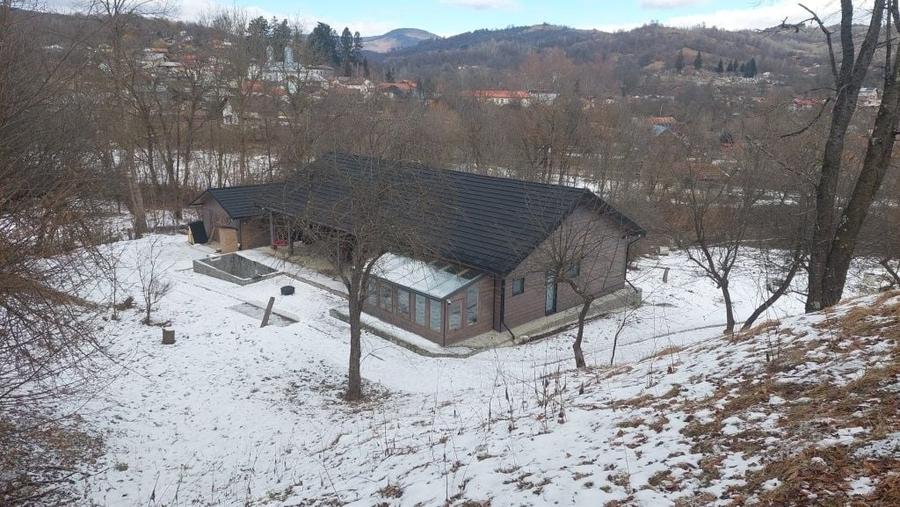 Casă cu 4 camere în Surdești