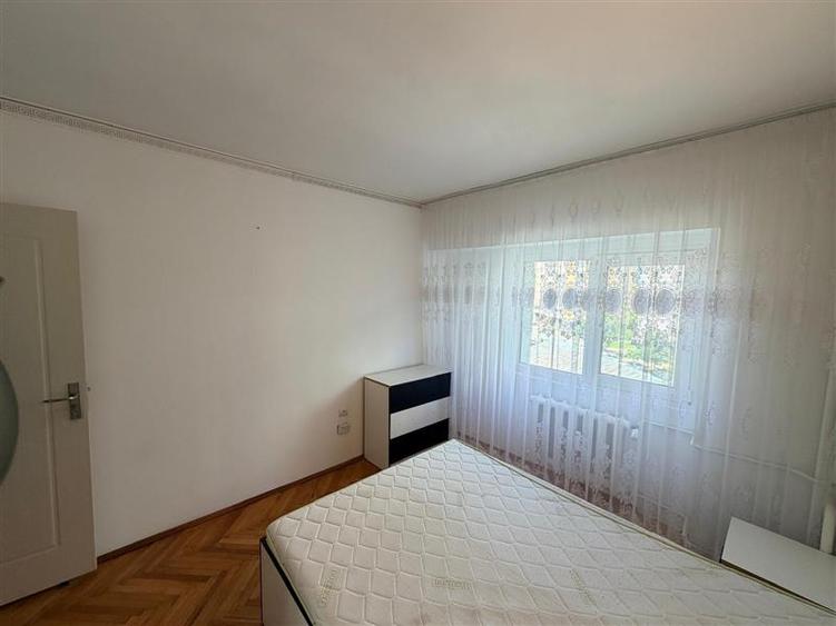 Apartament cu 3 camere decomandat, mobilat în Dacia