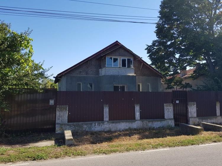 Casă cu 4 camere decomandat în Bănești