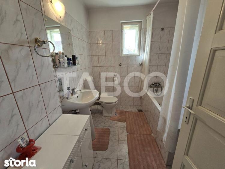 Casă cu 6 camere cu Canalizare în Sub Arini