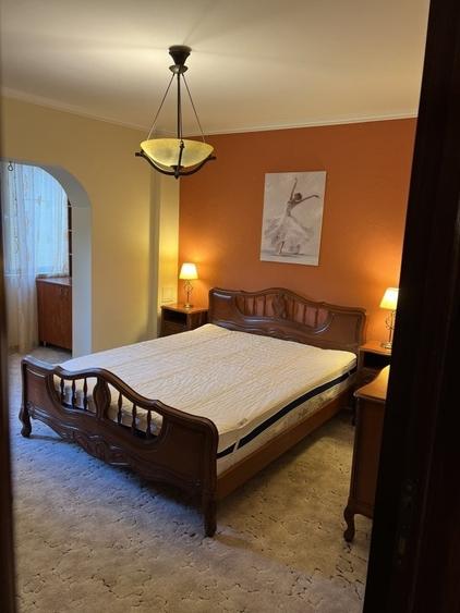 Apartament cu 3 camere decomandat în Girocului