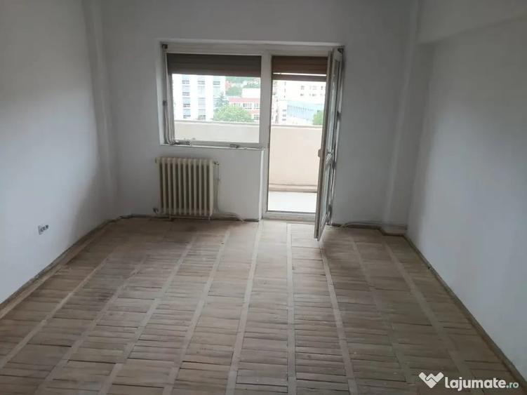 Apartament cu 3 camere decomandat în Decebal