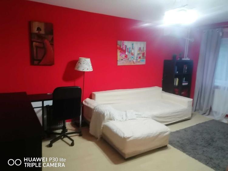 Apartament cu 3 camere decomandat în Roșu