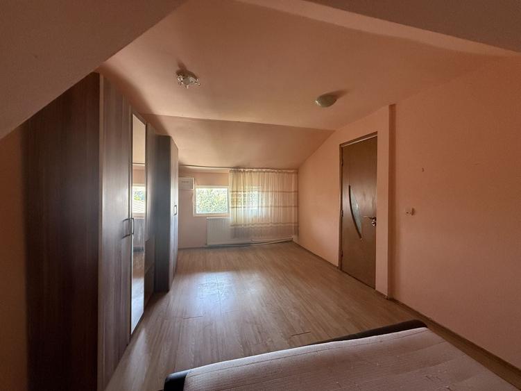 Apartament cu 4 camere semidecomandat, mobilat în Aradului