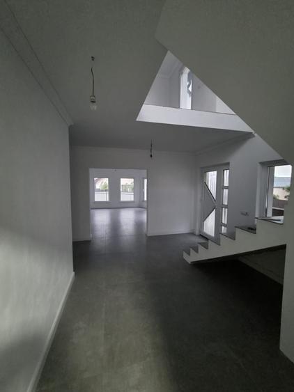 Casă cu 4 camere în Moara