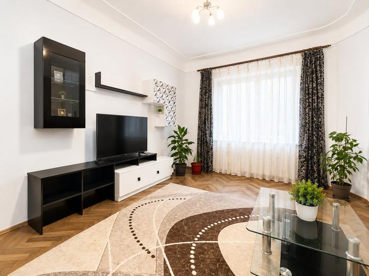 Apartament cu 5 camere semidecomandat în Armeneasca