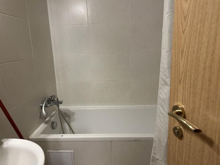 Apartament cu 3 camere decomandat în Titan
