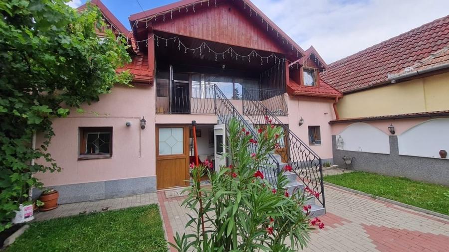 Casă cu 5 camere cu Teren 450 Mp în Trei Stejari