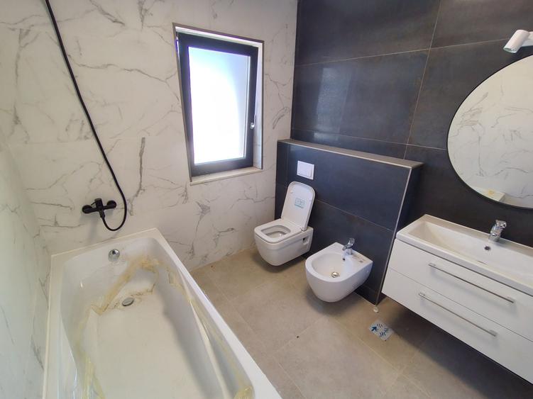 Casă cu 4 camere în Valea Adâncă