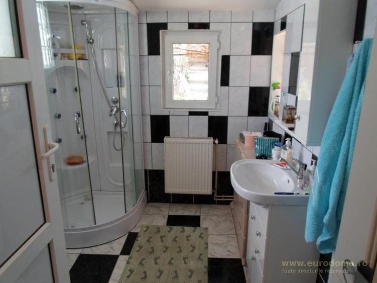 Duplex cu 7 camere cu Canalizare în Central
