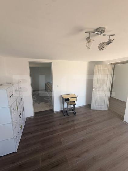Casă individuală cu 5 camere cu Teren 3600 Mp în Periferie