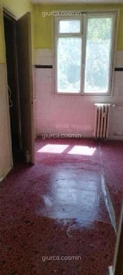 Apartament cu 3 camere semidecomandat în Berceni