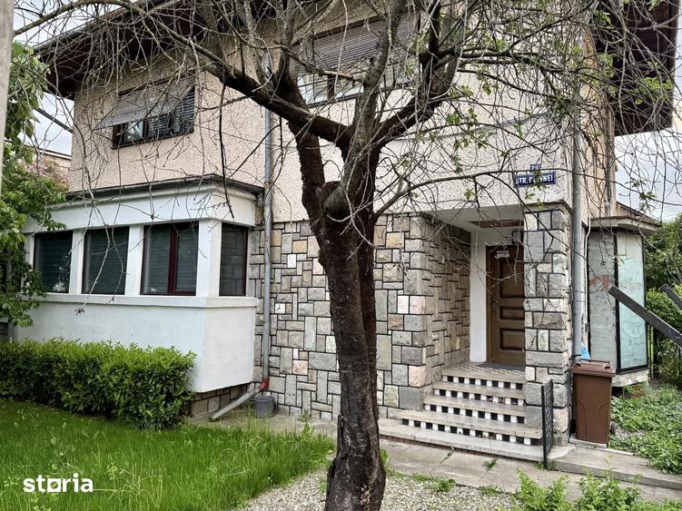 Apartament cu 3 camere în Piața Centrală
