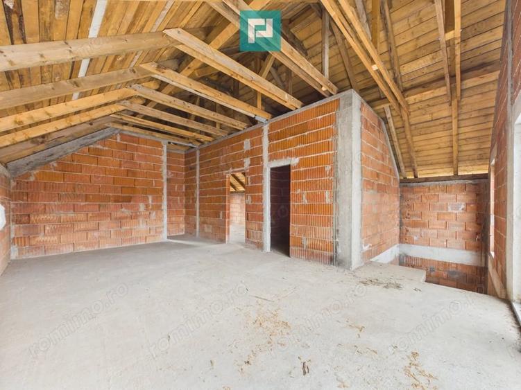 Casă cu Piscina în Pârneava