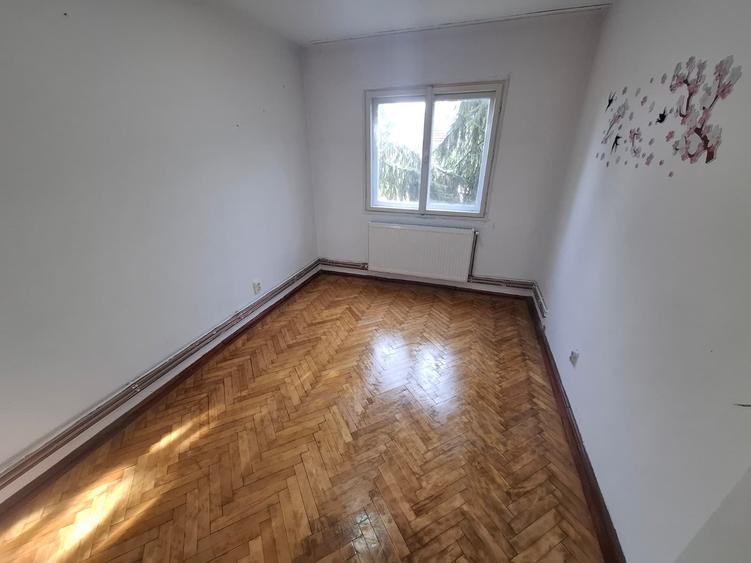 Apartament cu 4 camere decomandat în Aurel Vlaicu