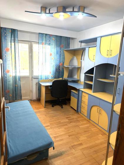 Apartament cu 3 camere decomandat în Sud