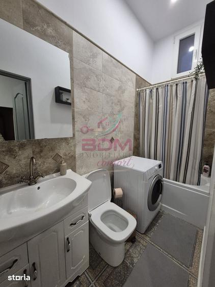 Apartament cu 3 camere semidecomandat în Central