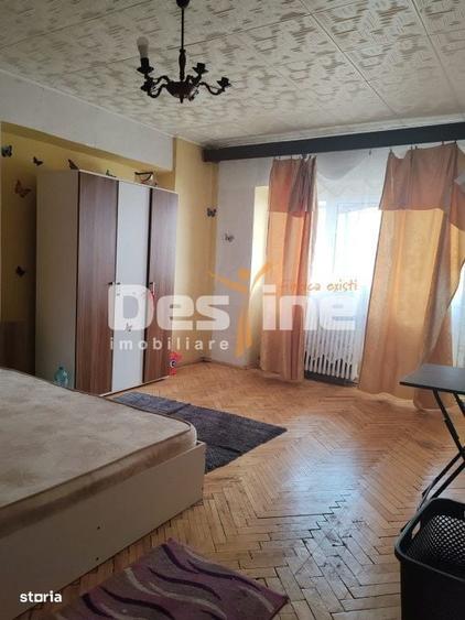 Apartament cu 3 camere decomandat, mobilat în Traian