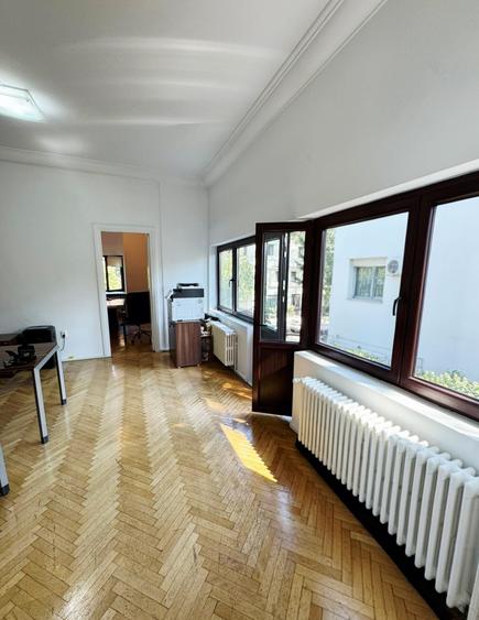 Apartament cu 4 camere semidecomandat în Aviatorilor