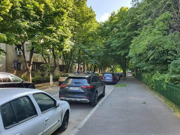 Apartament cu 4 camere semidecomandat, mobilat în Crângași