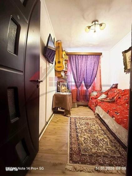 Apartament cu 3 camere semidecomandat în Albești
