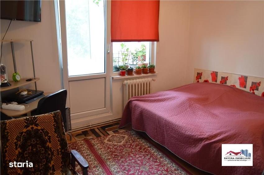 Apartament cu 3 camere decomandat în Corina