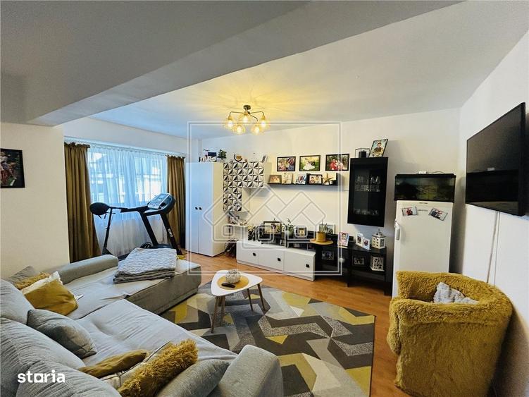 Apartament cu 4 camere decomandat în Valea Aurie