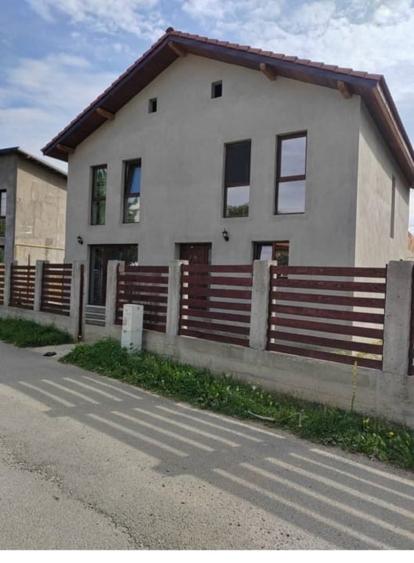 Casă individuală cu 5 camere cu Canalizare în Sud