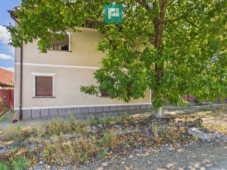 Casă individuală cu 7 camere cu Canalizare în Buteni