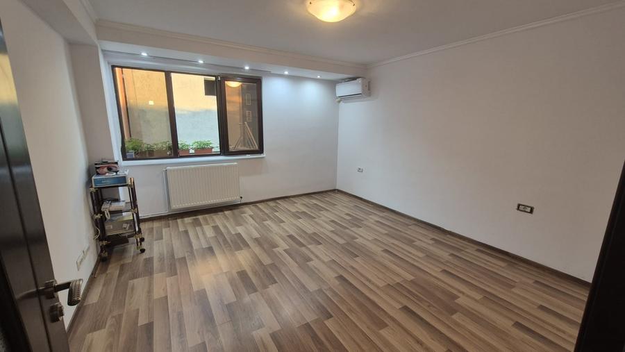 Apartament cu 5 camere decomandat în Victoriei