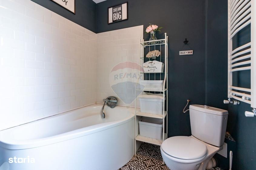 Casă cu 8 camere cu Teren 695 Mp în Andronache