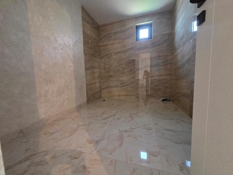 Casă cu 7 camere cu Teren 300 Mp în Exterior Sud