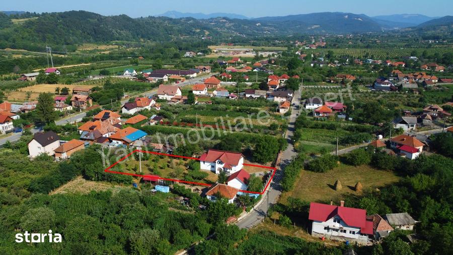 Casă cu 6 camere cu Teren 1289 Mp în Țițești