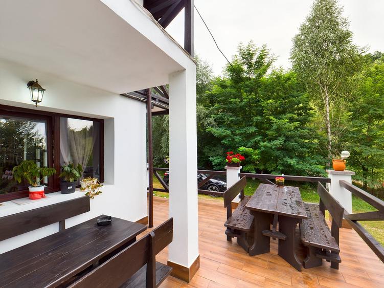 Casă individuală cu 12 camere cu Teren 3500 Mp în Exterior Vest