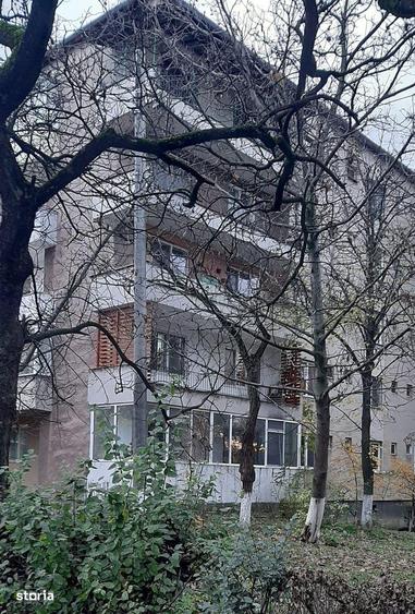 Apartament cu 3 camere semidecomandat în Decebal