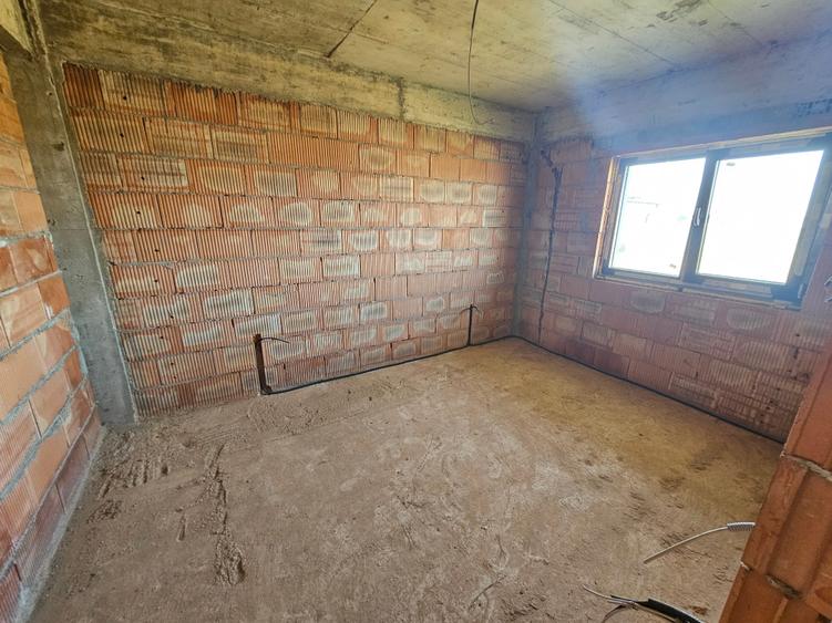 Duplex cu 6 camere cu Canalizare în Central