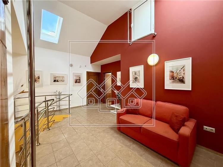 Casă individuală cu 8 camere cu Canalizare în Cisnădioara