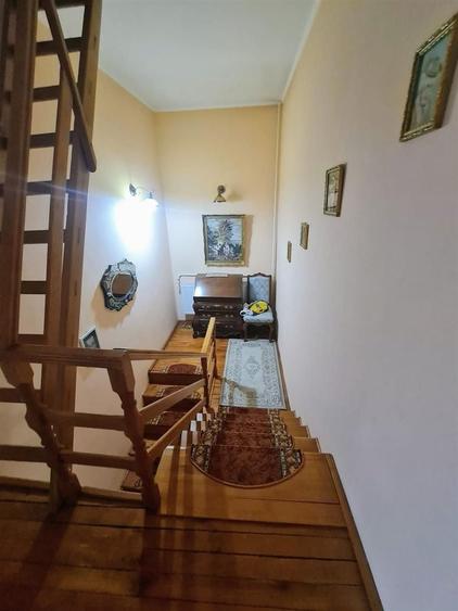Casă individuală cu 6 camere decomandat cu Teren 250 Mp în Iorga