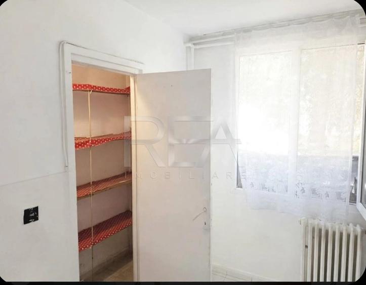 Apartament cu 3 camere semidecomandat în Berceni