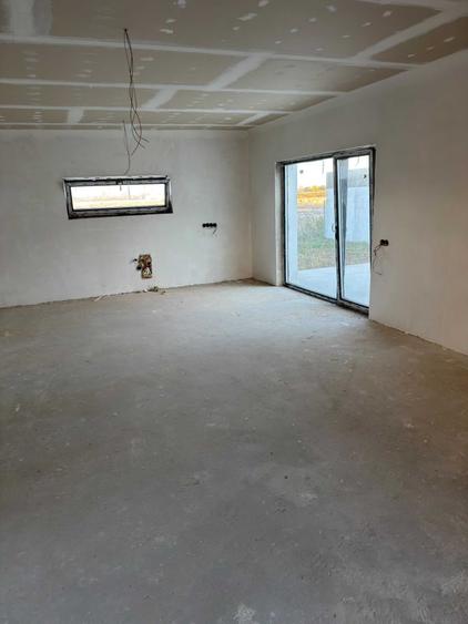 Casă cu 4 camere în Exterior Est