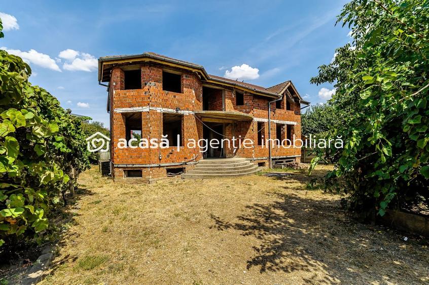 Casă individuală cu 14 camere cu Canalizare în Micălaca