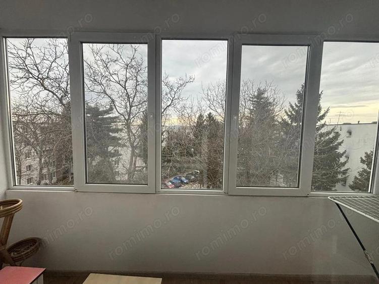 Apartament cu 3 camere semidecomandat în Dâmbu Pietros